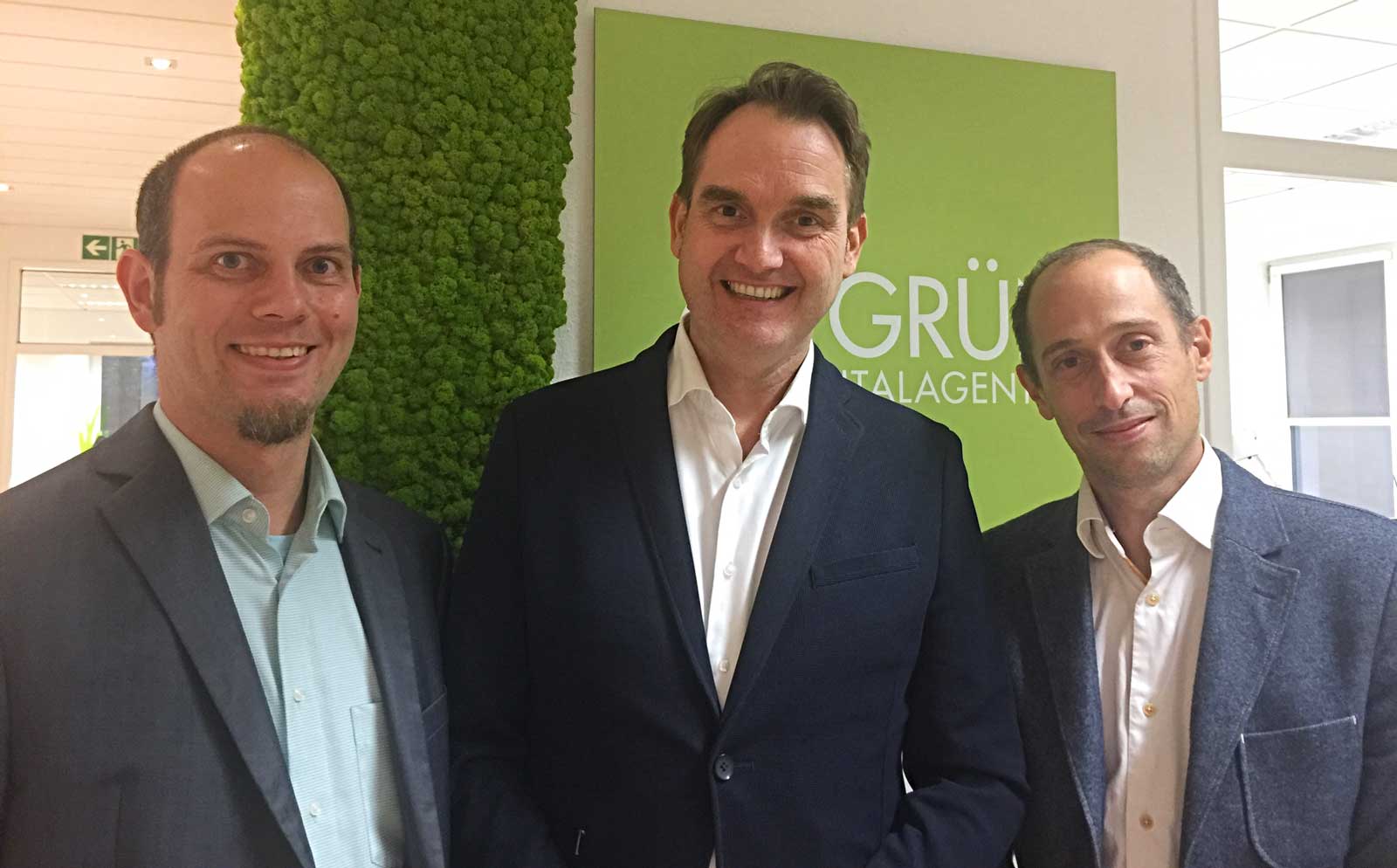 Bastian Haustein (links), der neue CTO der giftGRÜN GmbH, mit den beiden Geschäftsführern der Digitalagentur Patrick Heinker (rechts) und Dr. Oliver Grün (Mitte).