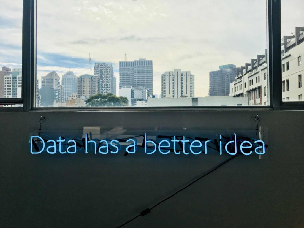 Blaues Neonschild mit dem Schriftzug: "Data has a better idea"