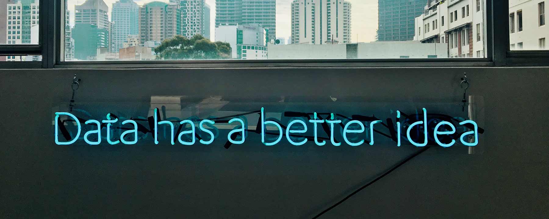 Blaues Neonschild mit dem Schriftzug: "Data has a better idea"