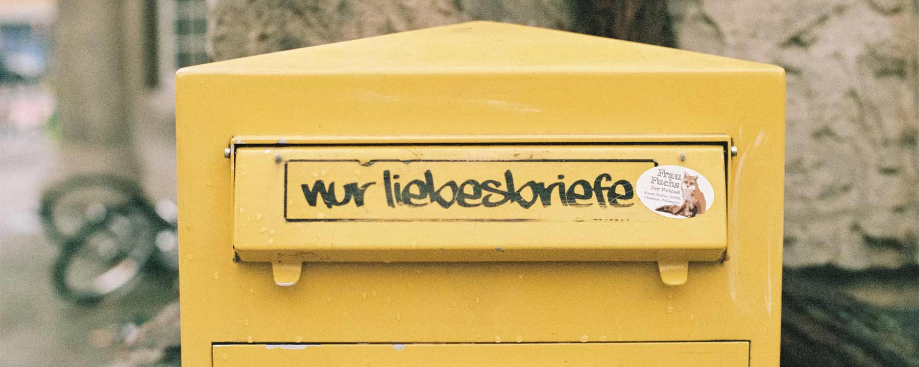 Gelber Briefkasten, darauf steht: "Nur Liebesbriefe"