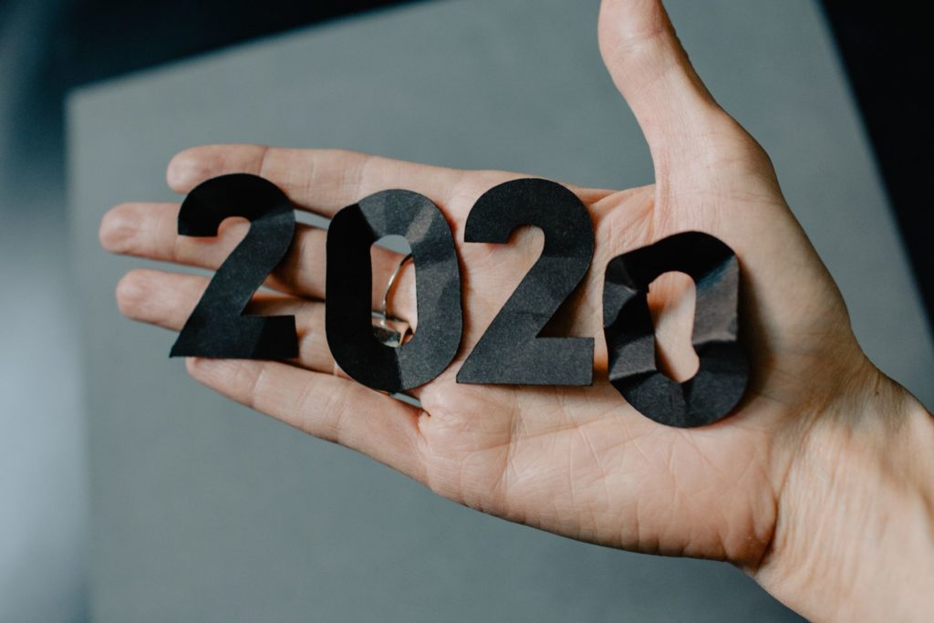 Eine Hand, auf der die Zahl 2020 in schwarzen Lettern gelegt ist