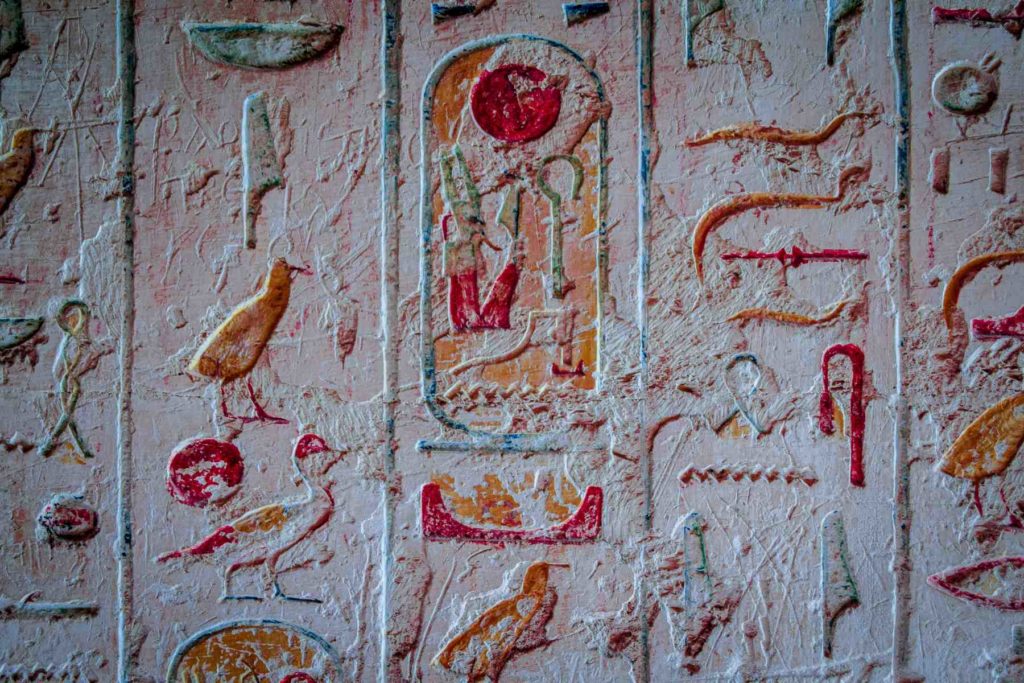 Bunte Hieroglyphen aus dem alten Ägypten