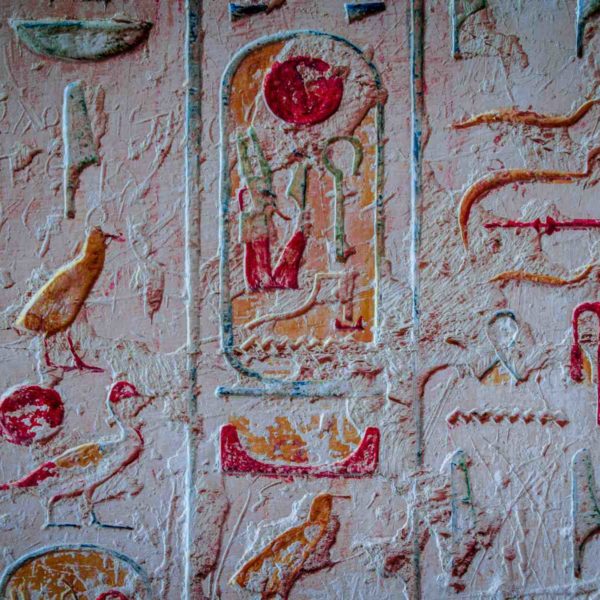 Bunte Hieroglyphen aus dem alten Ägypten