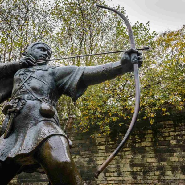 Eine Statue des Robin Hood mit gespanntem Bogen