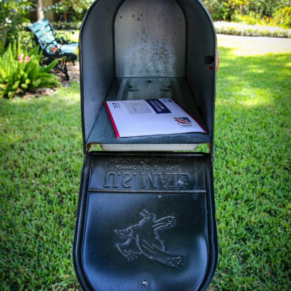 Brief liegt in einem Briefkasten