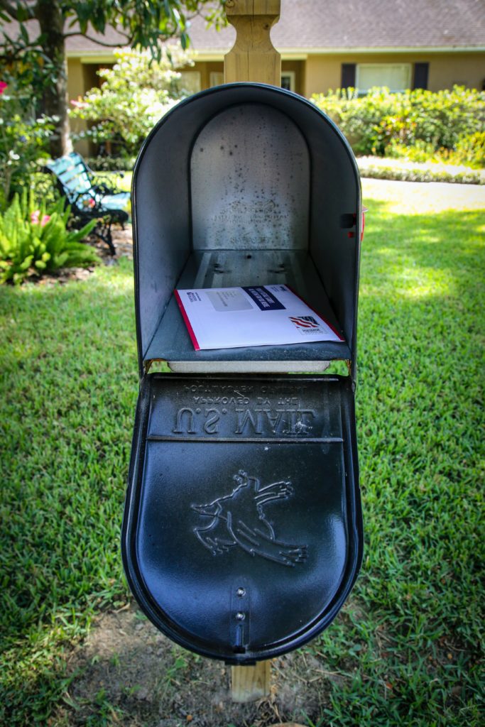 Brief liegt in einem Briefkasten