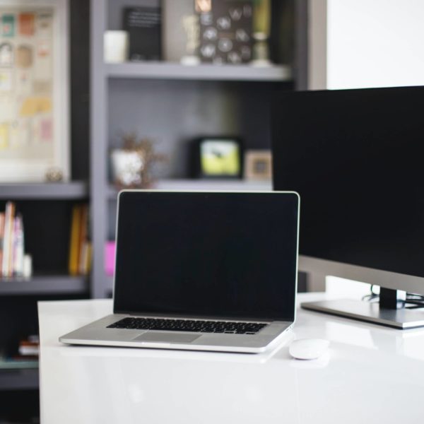 Laptop und Desktop auf einem Schreibtisch